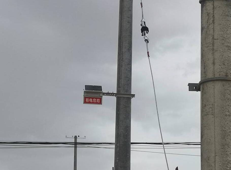 甘肅電力安裝防外破警示牌，為電力防護(hù)增添“保護(hù)傘”